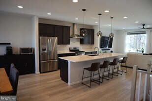 585 Cross Chase Dr in Severna Park, MD - Building Photo