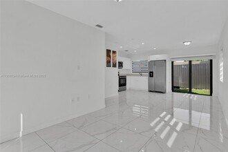 2490 NW 44th St in Miami, FL - Building Photo - Building Photo