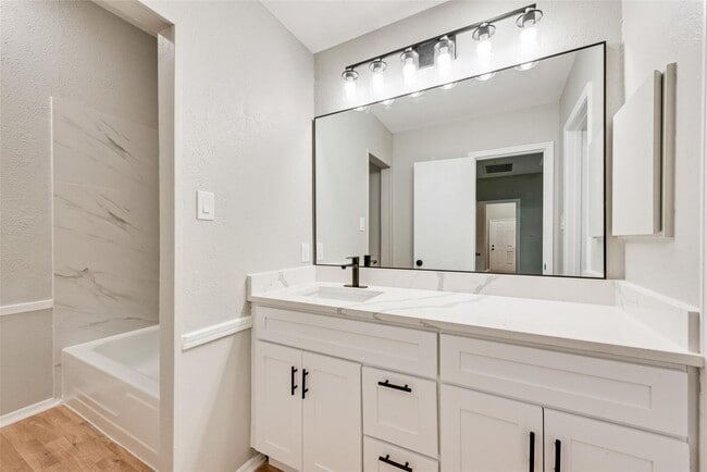 10406 High Hollows Dr in Dallas, TX - Building Photo - Building Photo