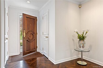 40 Meadow Rd in Scarsdale, NY - Building Photo - Building Photo