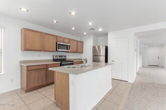 6475 W Freeway Ln in Glendale, AZ - Building Photo - Building Photo