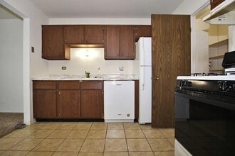 404 Sandalwood Ln, Unit #B1 in Schaumburg, IL - Building Photo - Building Photo