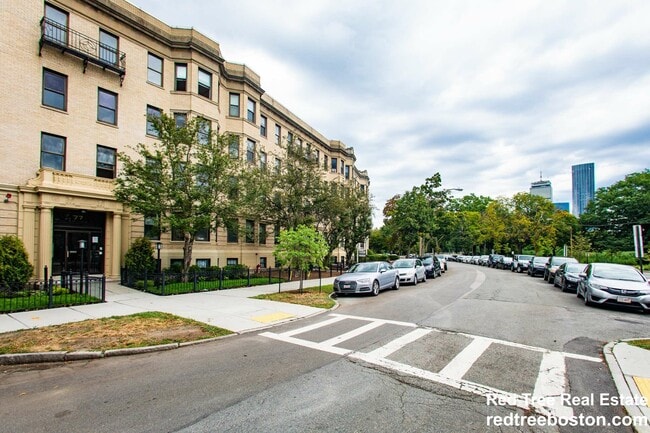 77 Park Dr, Unit 14 in Boston, MA - Building Photo - Building Photo