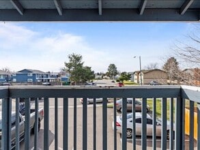 Kamden Court: Leasing Specials! Great location in Kennewick! in Kennewick, WA - Building Photo - Building Photo