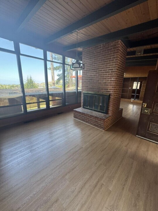 1625 Higgins Way in Pacifica, CA - Building Photo