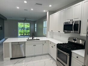 374 Columbus St in Palm Beach Gardens, FL - Building Photo - Building Photo