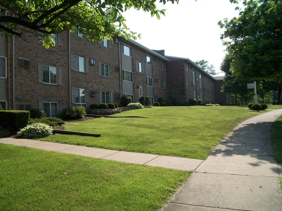 2422 Walsh Way in Joliet, IL - Foto de edificio