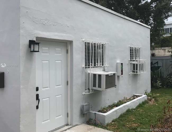 740 SW 7th St-Unit -5 in Miami, FL - Building Photo - Building Photo
