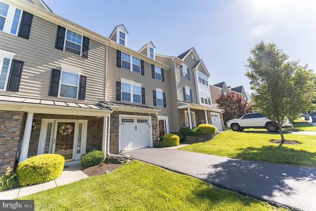 218 Tall Trees Cir in Downingtown, PA - Building Photo