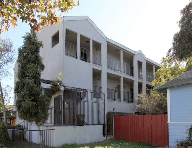 938 E 6th St in Long Beach, CA - Foto de edificio - Building Photo