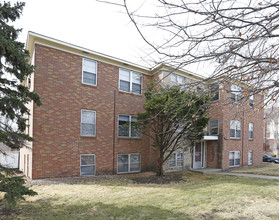 1510 Larpenteur Ave W in Falcon Heights, MN - Foto de edificio - Building Photo