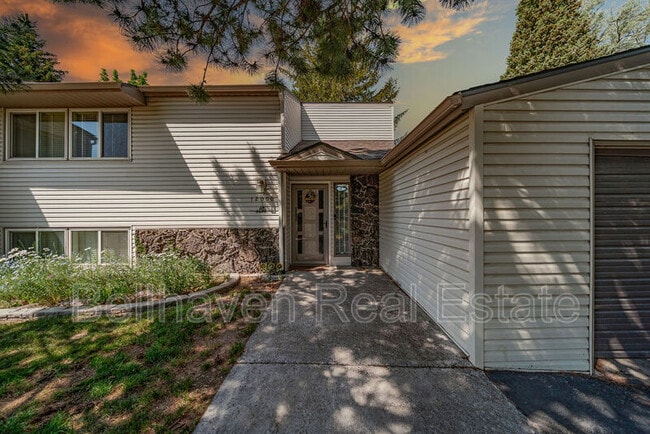 12000 S Sunrise Cir in Idaho Falls, ID - Foto de edificio - Building Photo