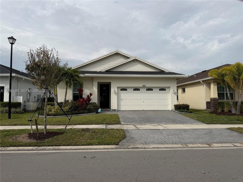 400 SE Mulberry Wy in Port St. Lucie, FL - Building Photo