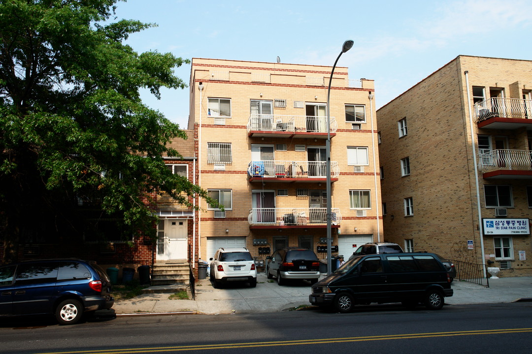 3330-3332 Union St in Flushing, NY - Building Photo