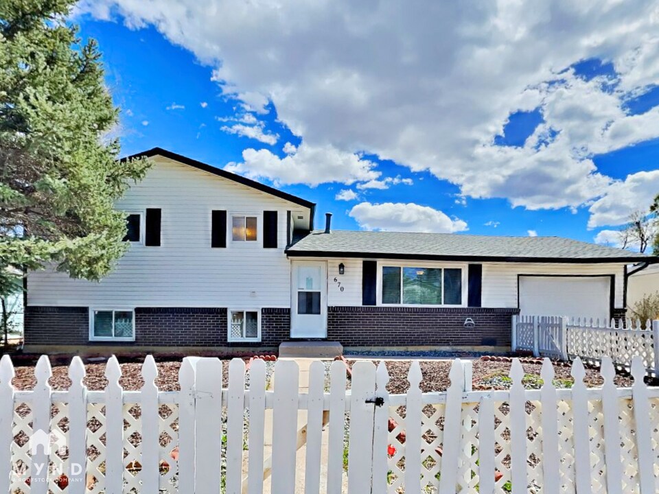 670 Calle Entrada in Fountain, CO - Building Photo