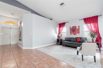 5285 NW 112th Pl in Doral, FL - Foto de edificio - Building Photo