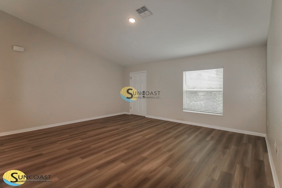 6401 E Gentry St in Inverness, FL - Foto de edificio