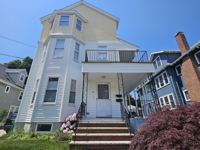 24 Cleveland St, Unit 1 in Arlington, MA - Foto de edificio - Building Photo