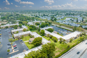 Lakeview Greens in Delray Beach, FL - Building Photo - Building Photo