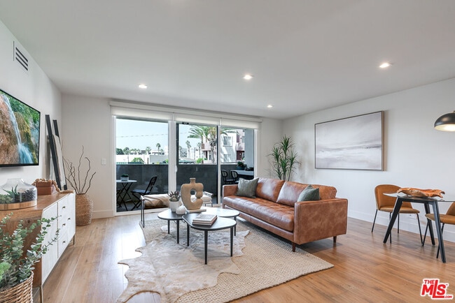 12425 Texas Ave in Los Angeles, CA - Foto de edificio - Building Photo