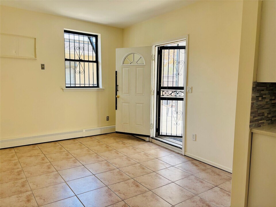 3116 E Tremont Ave in Bronx, NY - Building Photo