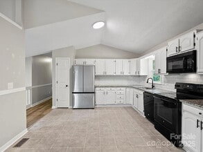 3124 5th Street Pl NE in Hickory, NC - Building Photo - Building Photo