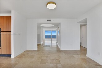 17555 Collins Ave, Unit 1107 in Sunny Isles Beach, FL - Foto de edificio - Building Photo