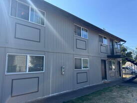 231 S 40th St in Springfield, OR - Building Photo