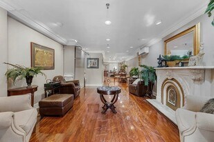 163 E 71st St, Unit 1A in New York, NY - Building Photo