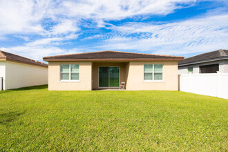 7847 NW Greenbank Cir in Port St. Lucie, FL - Foto de edificio - Building Photo