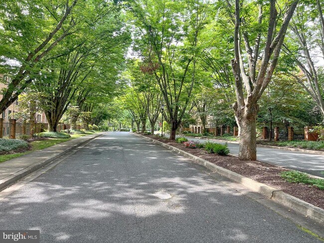 11401 Commonwealth Dr in Rockville, MD - Building Photo - Building Photo