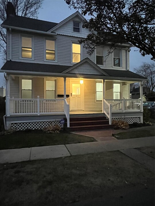 120 S 2nd St in Lindenhurst, NY - Building Photo