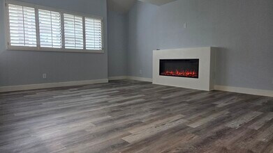 21620 Burbank Blvd, Unit 23 in Woodland Hills, CA - Building Photo - Building Photo