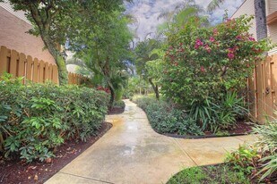 616 Executive Center Dr in West Palm Beach, FL - Building Photo