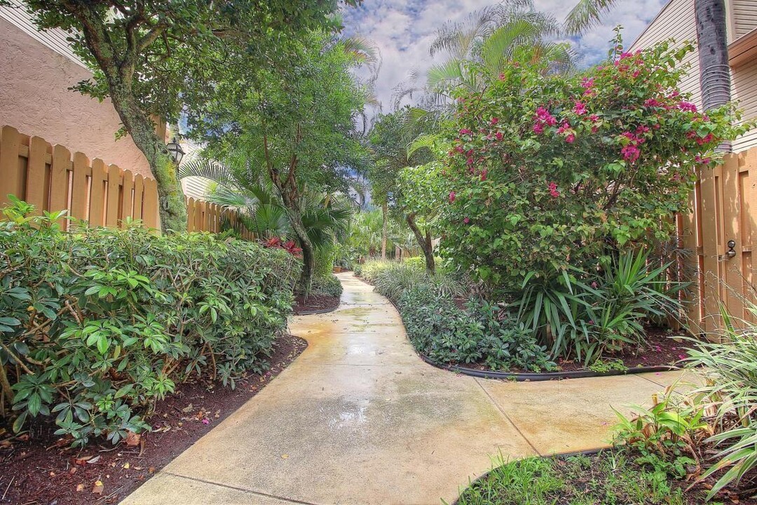 616 Executive Center Dr in West Palm Beach, FL - Building Photo