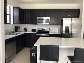 2424 SE 3rd St in Homestead, FL - Foto de edificio - Building Photo