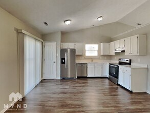 3704 Bearwood Dr in Indianapolis, IN - Foto de edificio - Building Photo