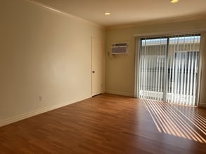 1523 Scott Rd in Burbank, CA - Foto de edificio - Building Photo