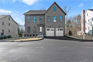 12 White Barns Ln in Norwalk, CT - Building Photo