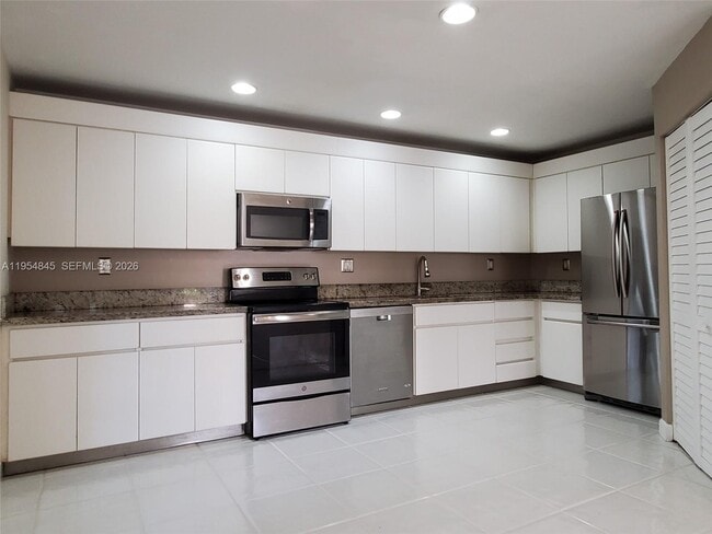 561 Racquet Club Rd in Weston, FL - Building Photo - Building Photo