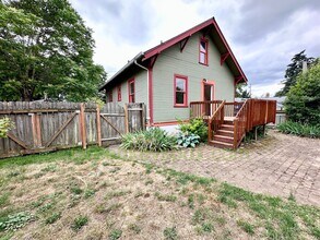 10119 SE Martins St in Portland, OR - Building Photo - Building Photo