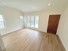1027 W 58th St in Los Angeles, CA - Building Photo - Building Photo