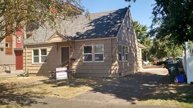 261 E 17th Ave in Eugene, OR - Foto de edificio - Building Photo