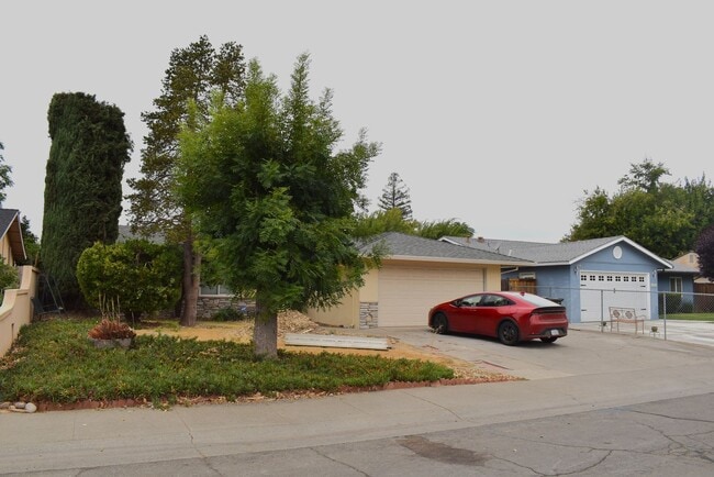 6595 Hitchcock Way in Sacramento, CA - Building Photo - Building Photo