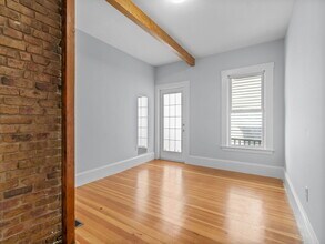 98 Elm St, Unit 1 in Somerville, MA - Foto de edificio - Building Photo