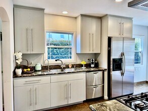 419 S Almont Dr in Beverly Hills, CA - Building Photo - Building Photo