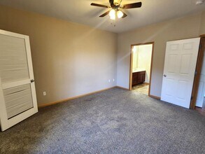 2190 W Lake Rd in North Liberty, IA - Foto de edificio - Building Photo