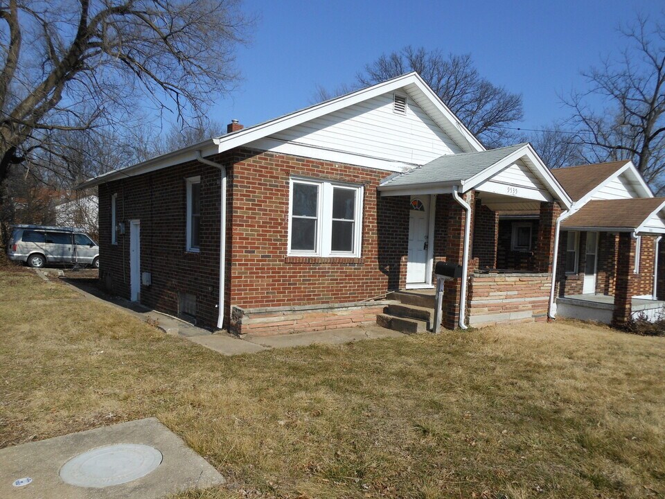 9535 Baltimore Ave in Breckenridge Hills, MO - Building Photo