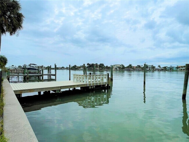 17045 Dolphin Dr in North Redington Beach, FL - Building Photo - Building Photo