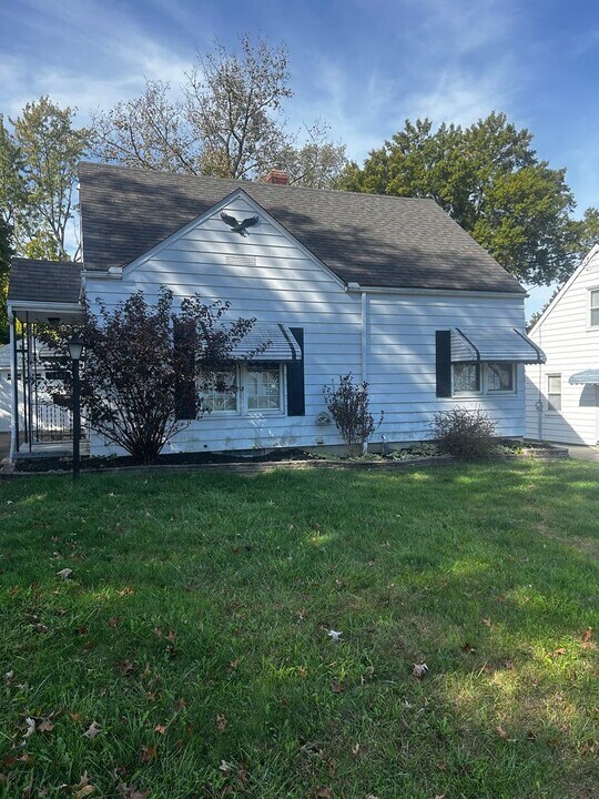 2452 24th St in Cuyahoga Falls, OH - Building Photo